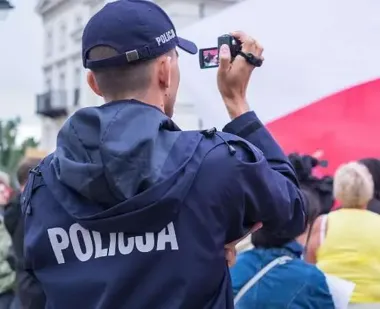 Dwa granaty pod ziemią w Ostrowcu - policja pilnuje znaleziska z wojny