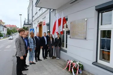 Kwiaty pod tablicą przypomniały o strajku, który kosztował życie hutników
